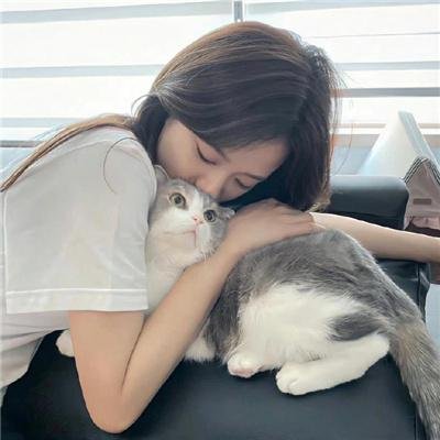 蓝色嘴巴的脸